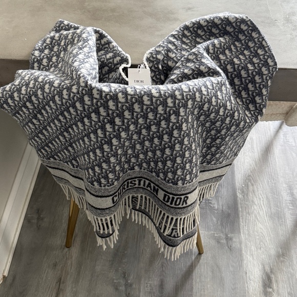 DIOR OBLIQUE REVERSIBLE
PONCHO - Picture 4 of 9